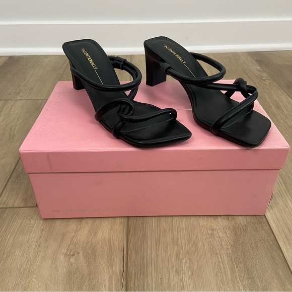 Intentionally Blank Willow Black Leather Sandal Size 5 - Picture 2 of 12